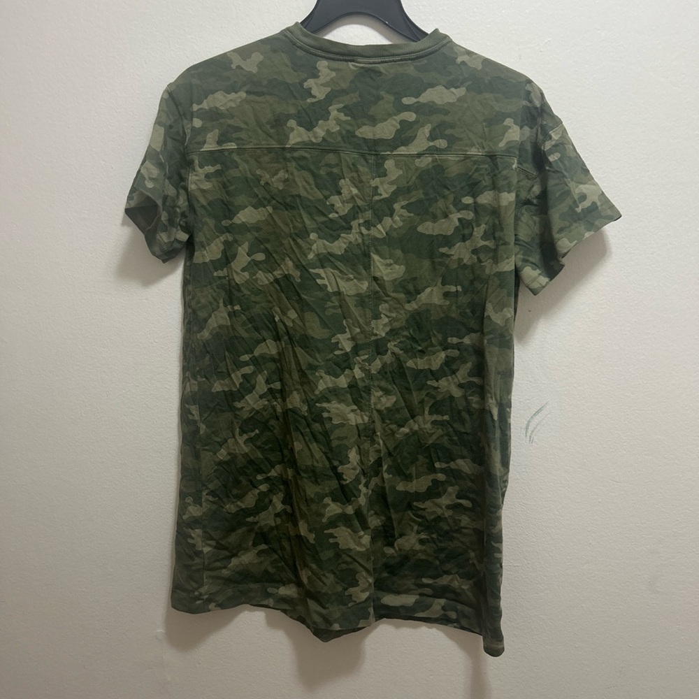 Old Navy Men's Green Camouflage Tee